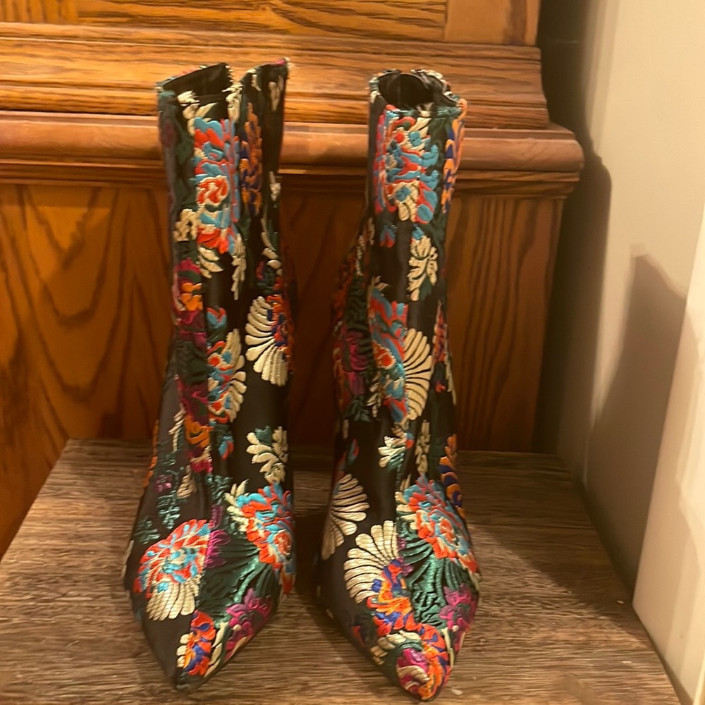 NWOT embroider high heels